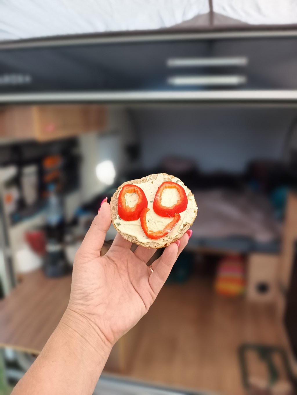 Namiot dachowy – namiot czy kamper? Jak jest postrzegany na campingach czyli ile zapłacimy za&nbsp;nocleg?